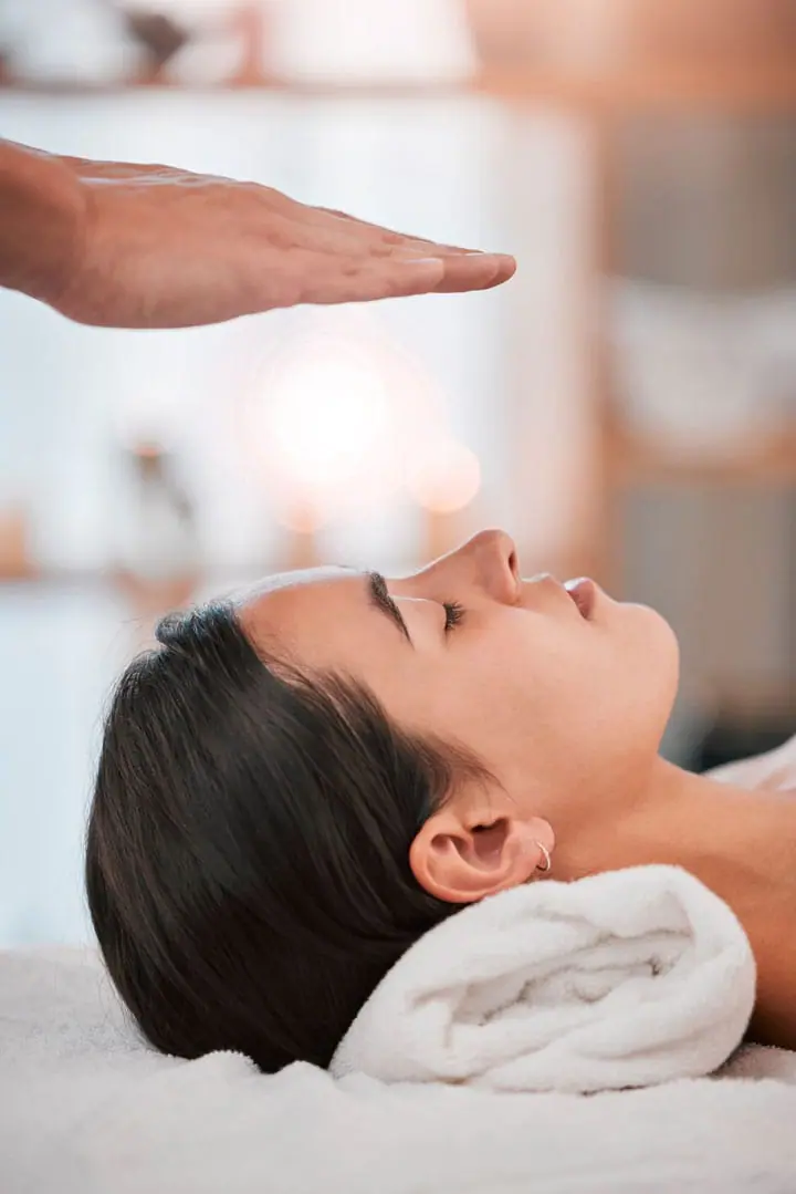 Woman receiving reiki from man Woman receiving reiki from man